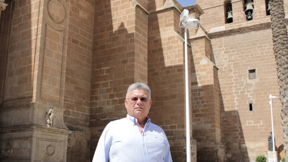 José Luis Cantón ante la Catedral de la Encarnación, sede de su Cofradía de Estudiantes.