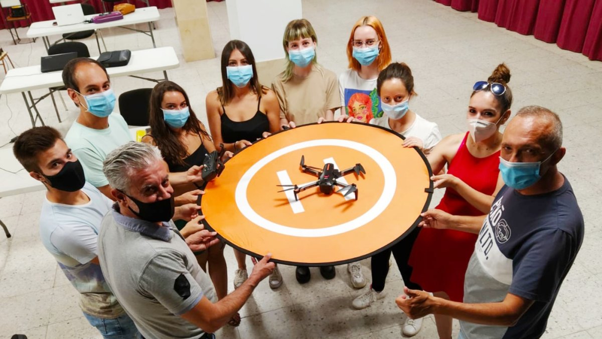 Asistentes a la charla sobre drones.