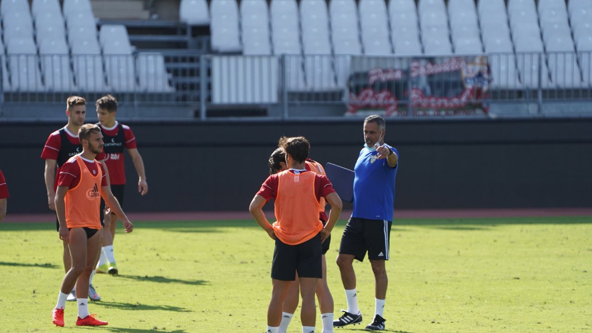 José Gomes dando instrucciones en el entrenamiento del sábado por la mañana.