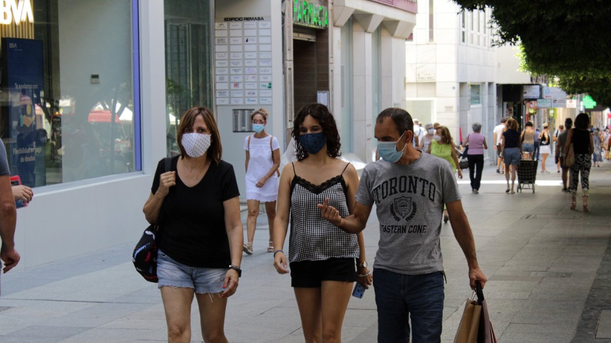 Almerienses con mascarilla en el centro de la capital.