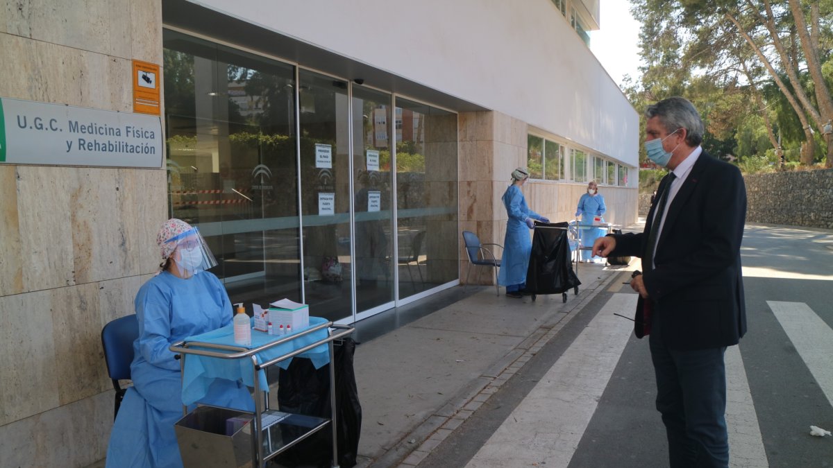 Juan de la Cruz Belmonte, delegado de Salud, en la Bola Azul.