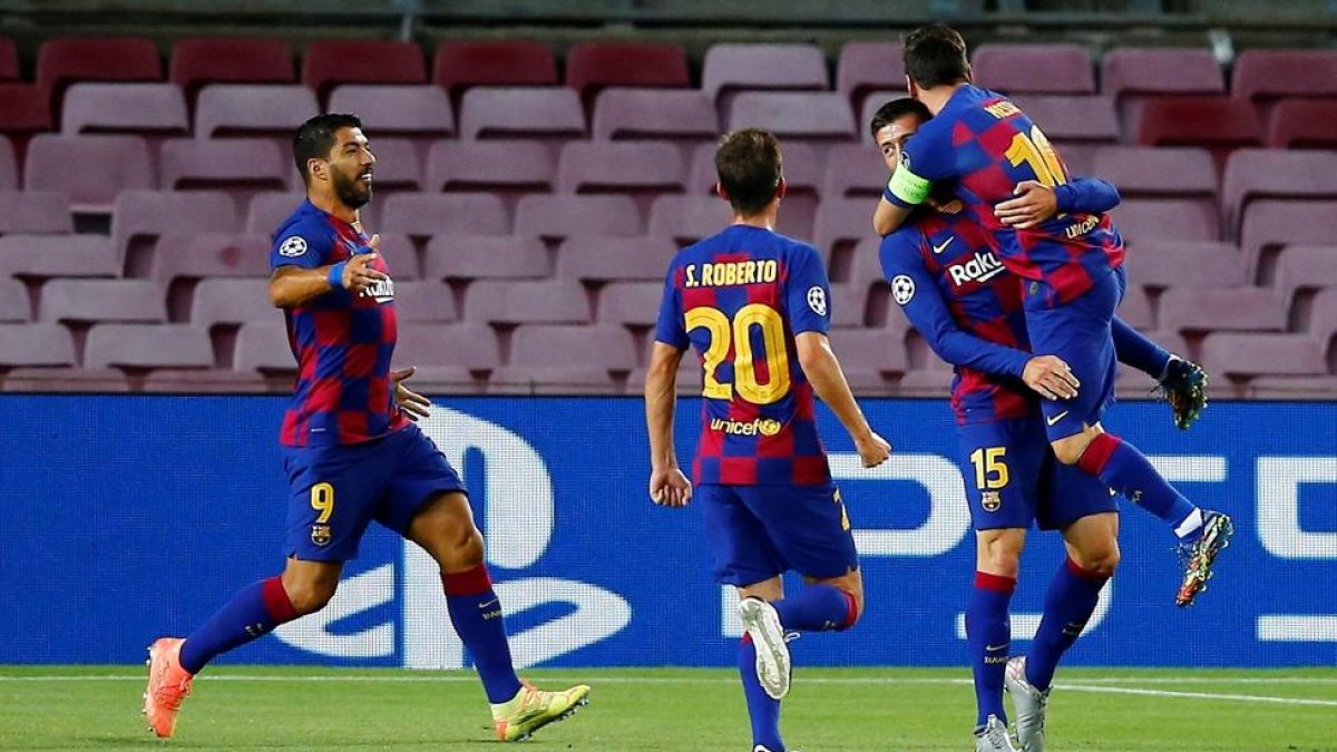 Messi se abraza a Lenglet en el Camp Nou, tras el gol del central del Barcelona.