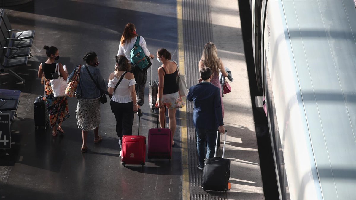 Viajeros caminan por uno de los andenes de la estación de tren Madrid Puerta de Atocha.
