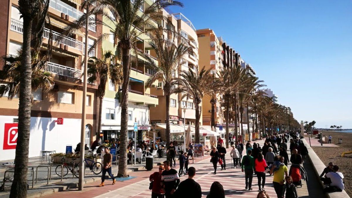 Imagen de archivo del Paseo Marítimo de la capital lleno de persona.