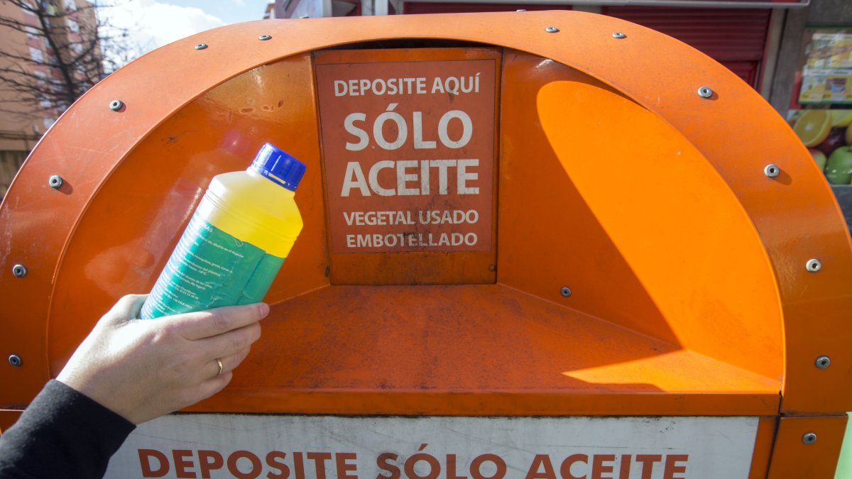 Imagen de archivo de un contenedor de reciclaje para aceites domésticos usados.