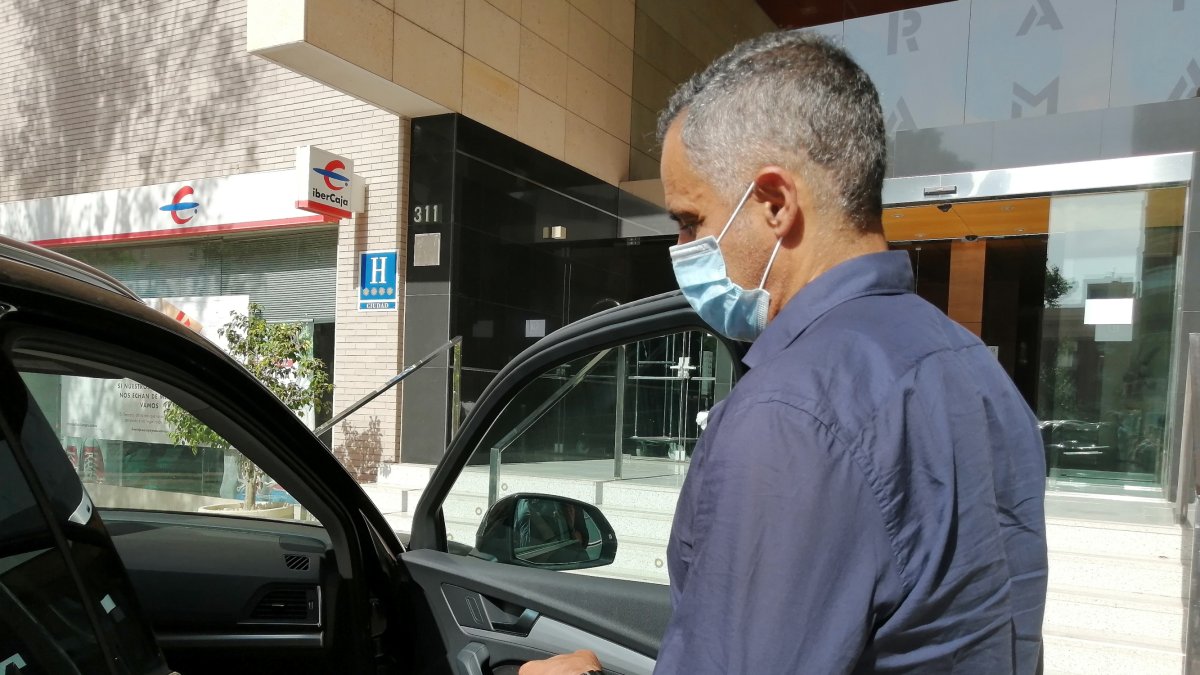 José Gomes en la puerta del Hotel Gran Fama.