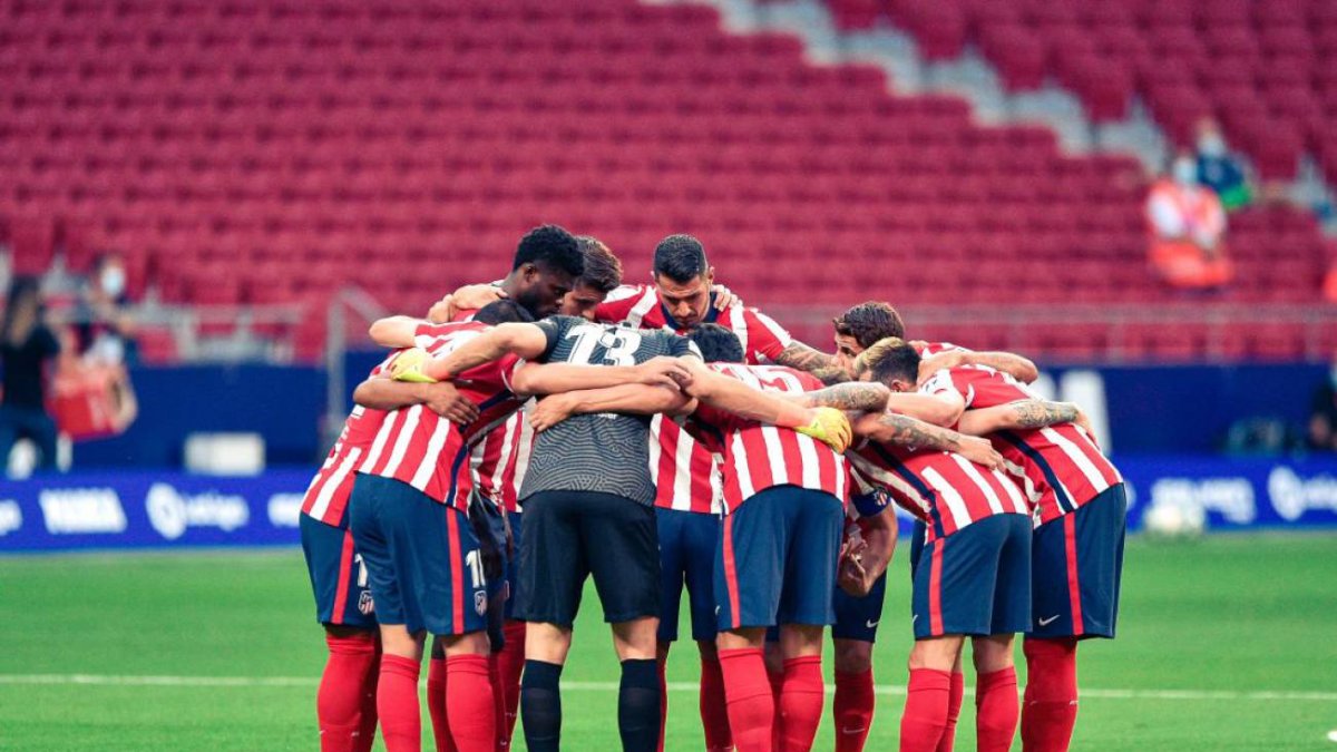 Los jugadores del Atlético de Madrid, antes del partido contra la Real Sociedad.