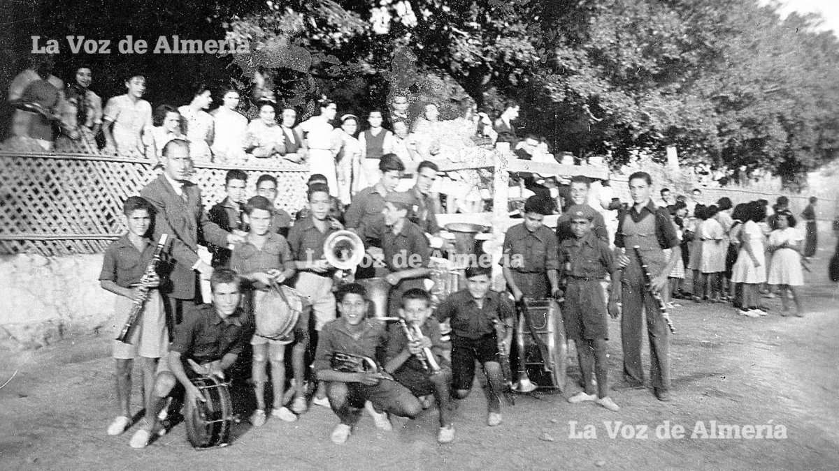 Los niños del hogar Alejandro Salazar que formaban parte de la banda del Canario. La fotografía es de 1944, en una jornada festiva.