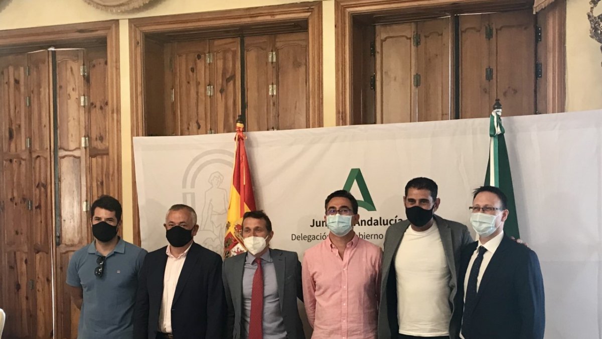 Fernando Hierro rodeado de doctores en el Hospital Torrecárdenas.