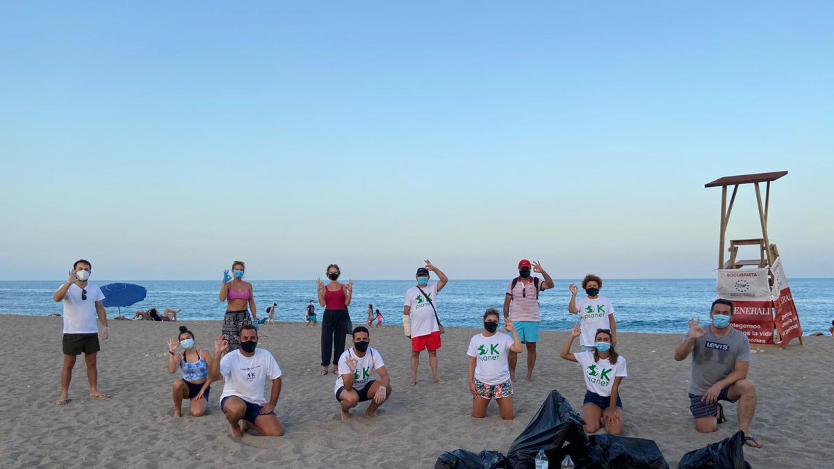 Voluntarios y miembros de la asociación tras la recogida en la playa del Lance Nuevo.