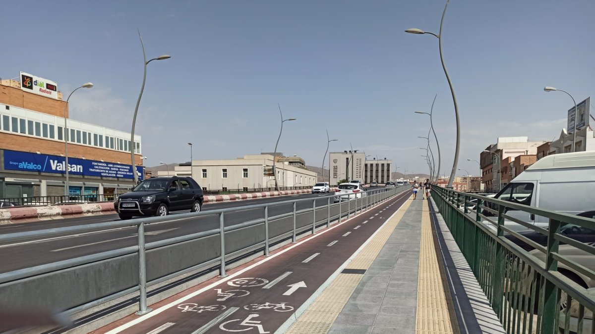 Carril bici que recorre el puente de la Avenida del Mediterráneo