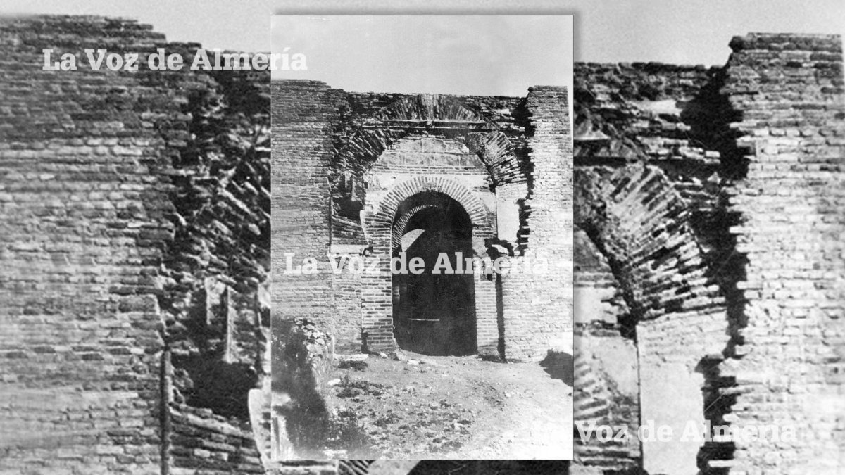 Estado de ruina que presentaba la puerta de la Justicia de la Alcazaba antes de la restauración que se llevó a cabo durante los años de la posguerra.