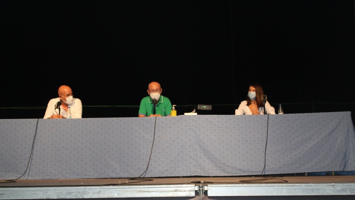 Mesa de presentación del libro