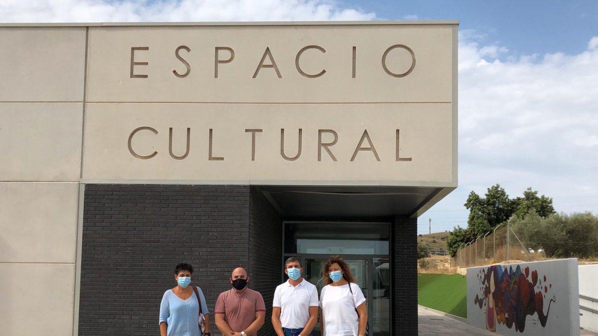 El alcalde con miembros del equipo de Gobierno.