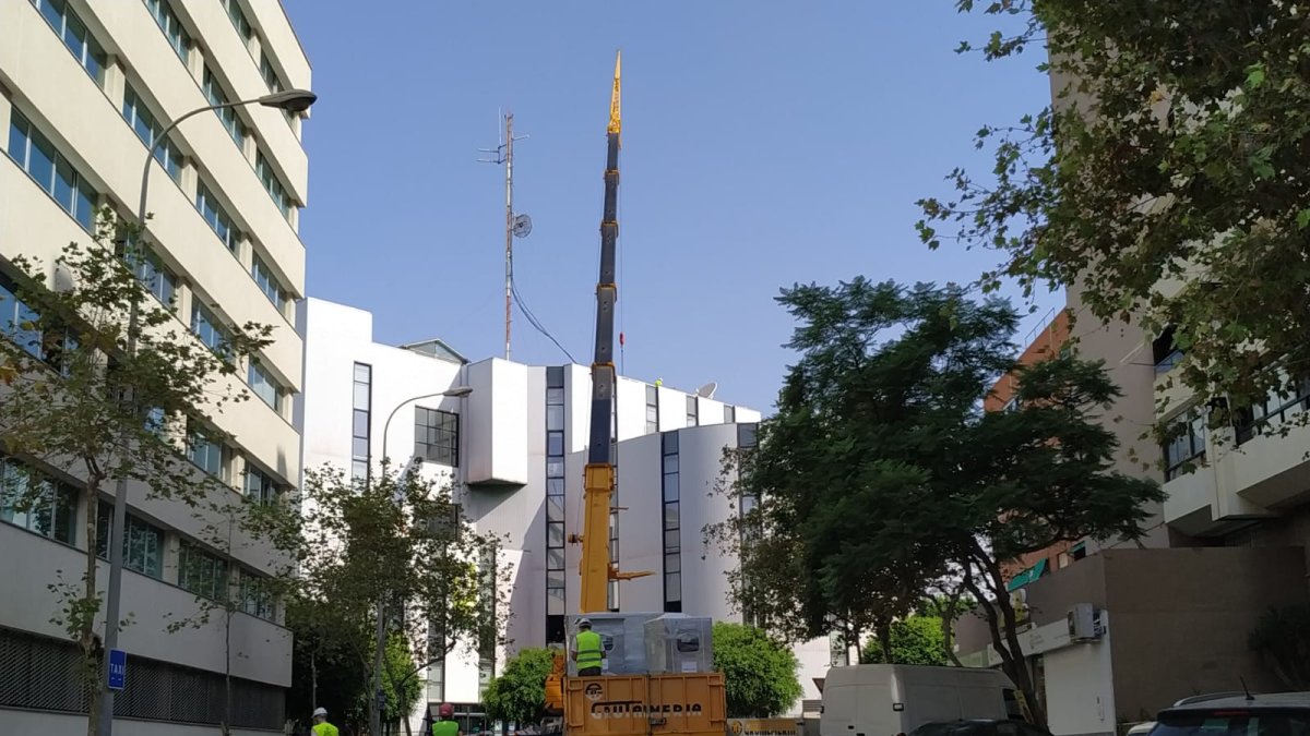 Una grúa en la puerta de la Villaespesa provoca el corte del tráfico en las inmediaciones.