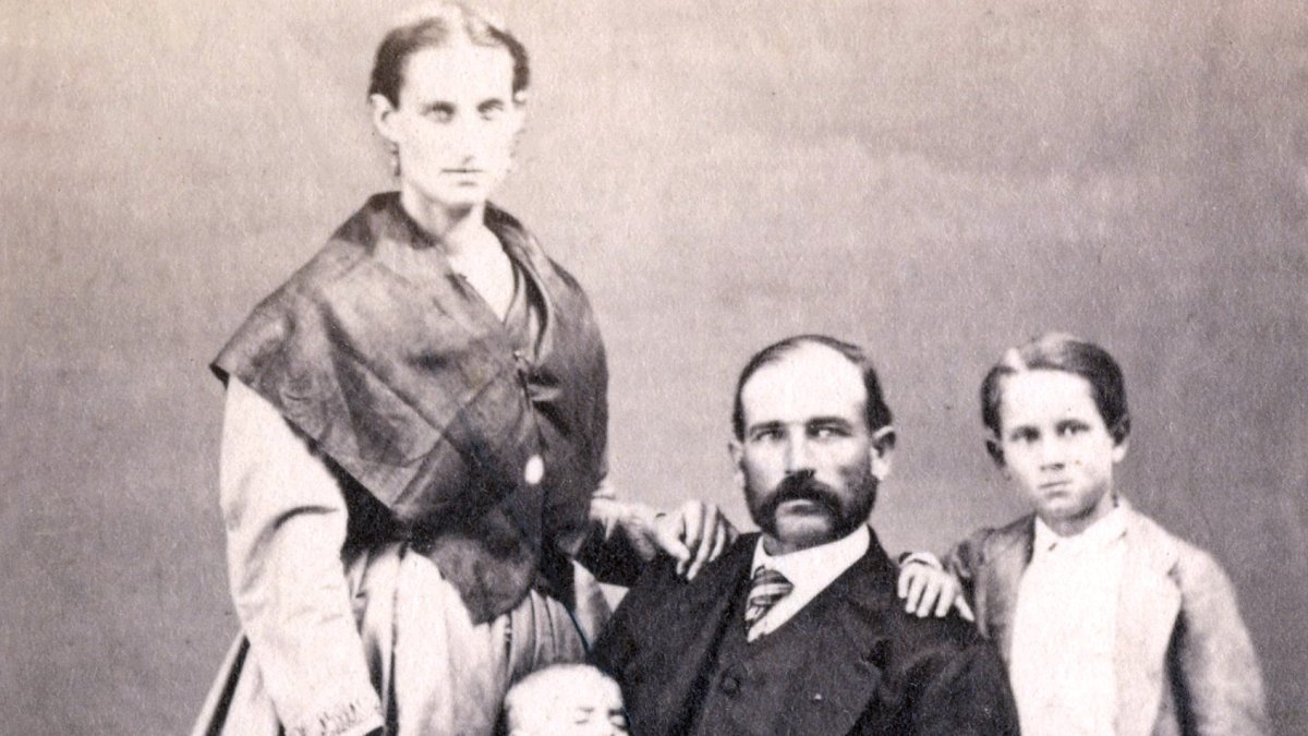 Una familia posa junto a un niño fallecido en 1870 (José Rodrigo/Archivo Municipal de Lorca).