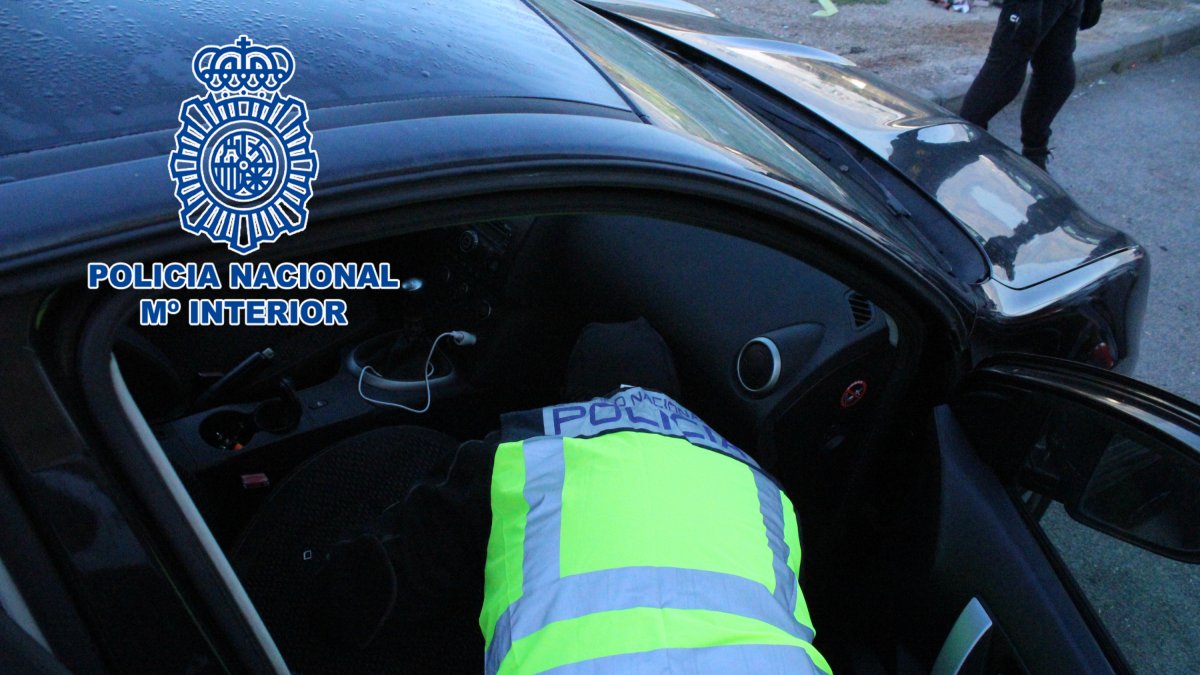 La Policía Nacional revisando el coche.
