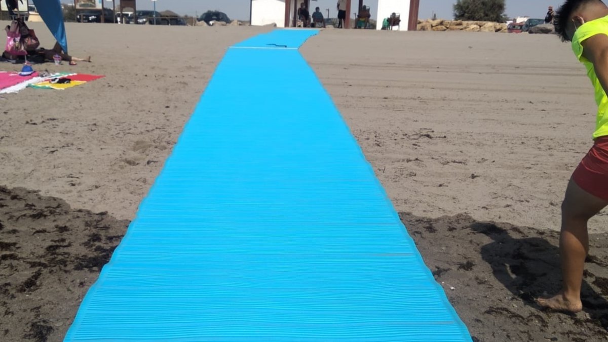 Una flexipasarela en Cuevas del Almanzora.