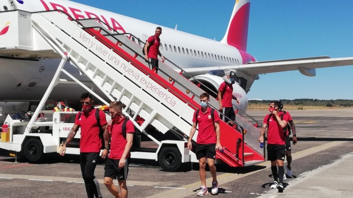 El Almería regresa este viernes en vuelo chárter.