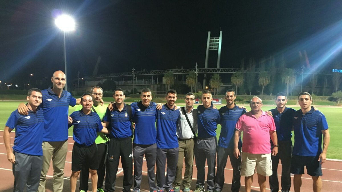 Rafael Martínez (tercero, de derecha a izquierda), rodeado de sus árbitros.