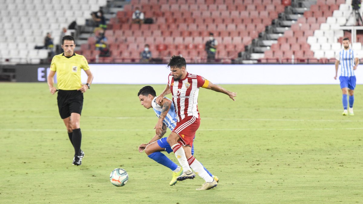 Romera en el partido Almería-Málaga.