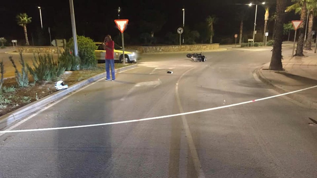 Imágenes de la cuerda y la moto (al fondo) tras el accidente. -Alfonso Muñoz