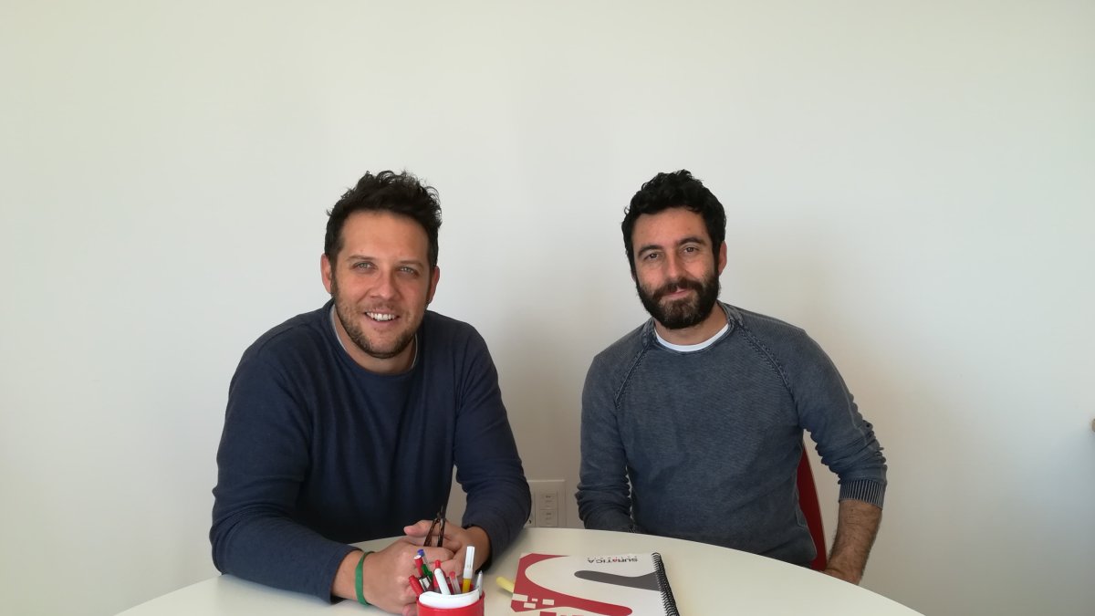 José María Azorín Hanke y David Leyva con la App de la Tapa Solidaria de Almería.