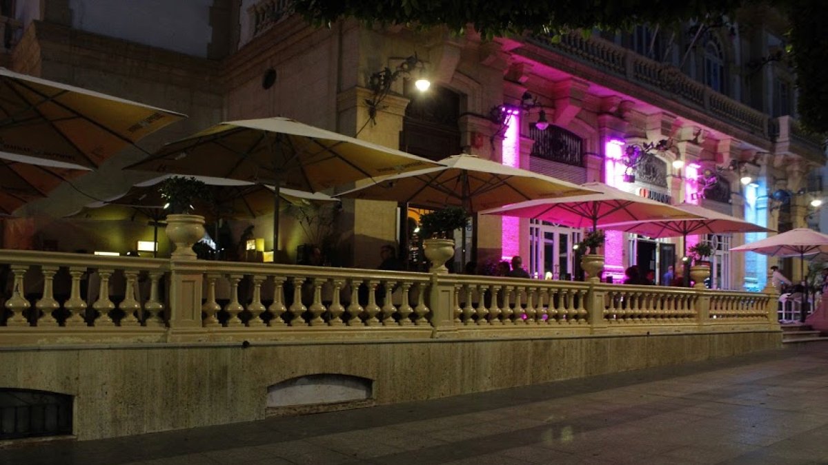 Los bares de Almería tendrán que cerrar a la una y las discotecas de forma total.