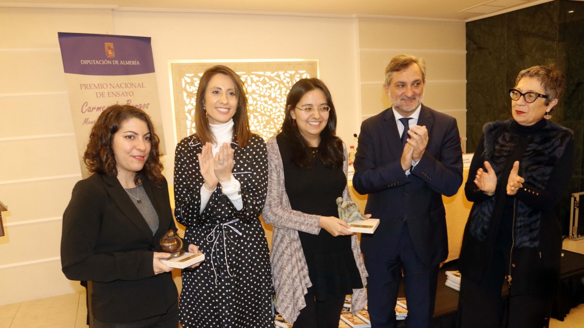 Las ganadoras de la edición de 2019 con representantes de la Diputación.