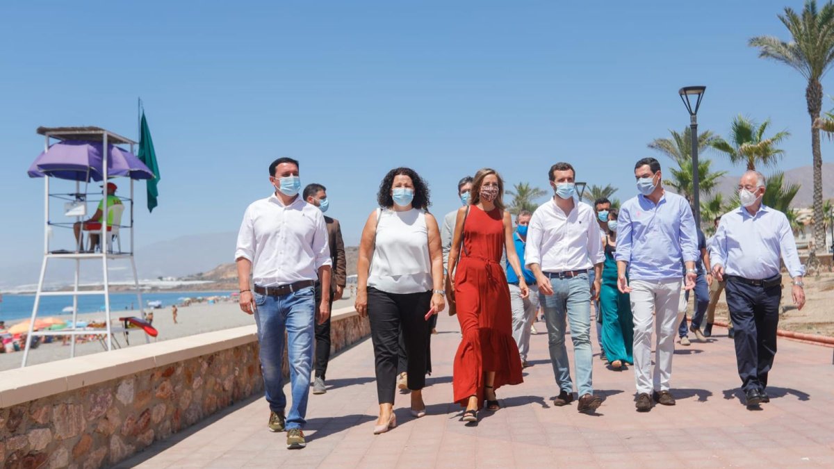 Moreno, Casado y Amat caminan por el paseo marítimo de Balanegra junto a otros dirigentes populares.ros