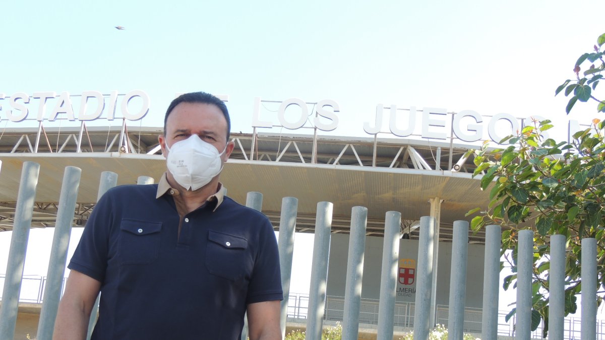 Salmerón en los exteriores del Estadio de los Juegos Mediterráneos.