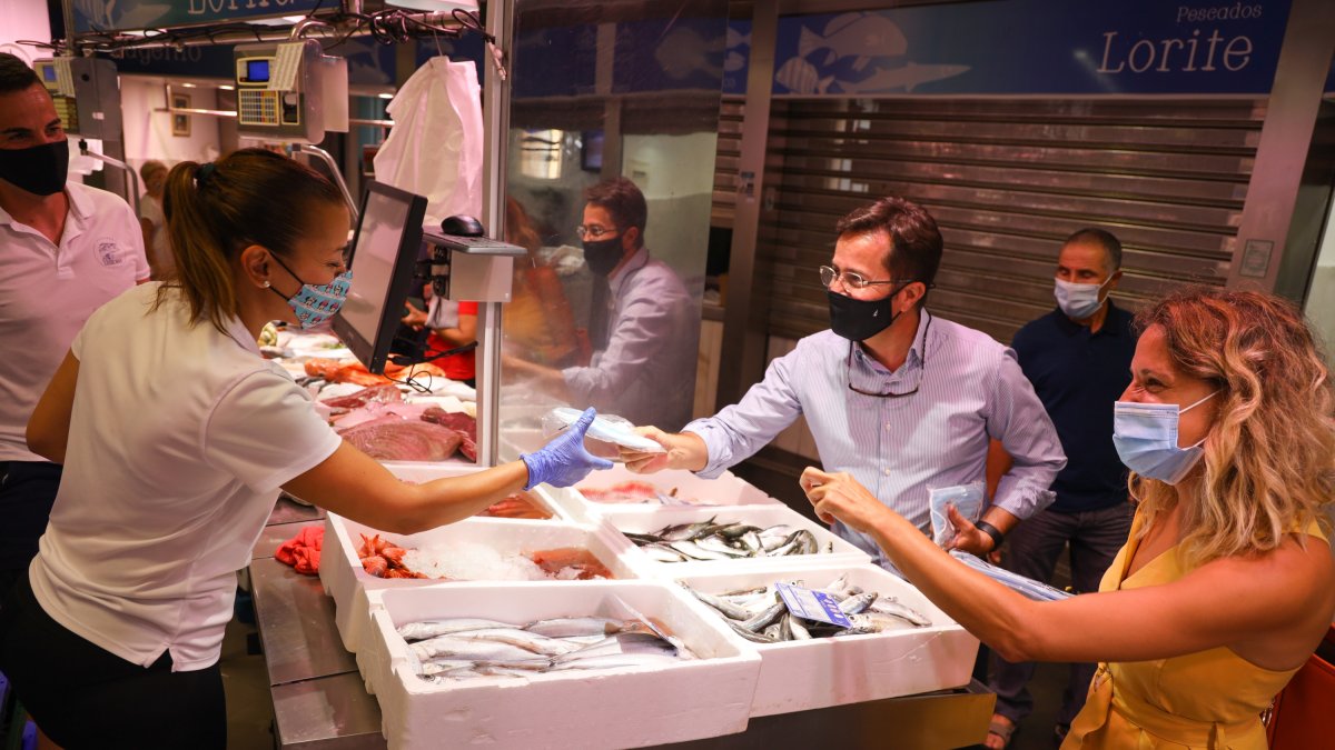 Francisco Góngora repartiendo las mascarillas a los establecimientos.