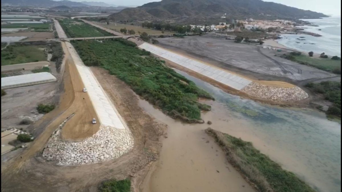 La desembocadura del Río Almanzora tras dotar de nuevas infraestructuras este punto.