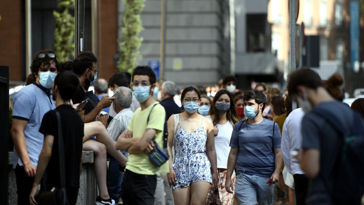Varias personas caminan con mascarilla por el centro de Madrid.