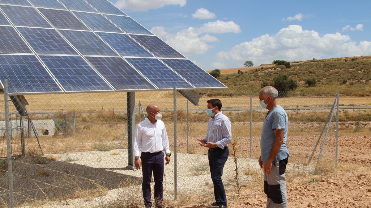 Las autoridades políticas visitando la instalación de la infraestructura.