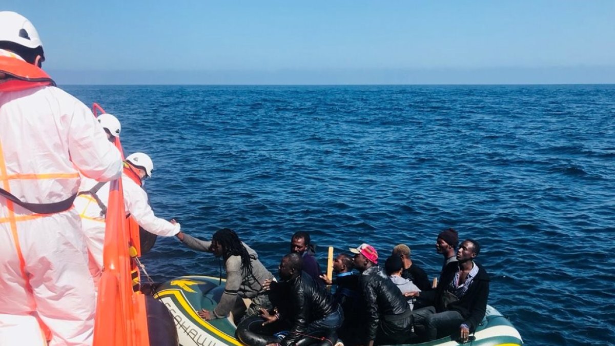 Salvamento Marítimo rescata a una patera en una imagen de archivo.