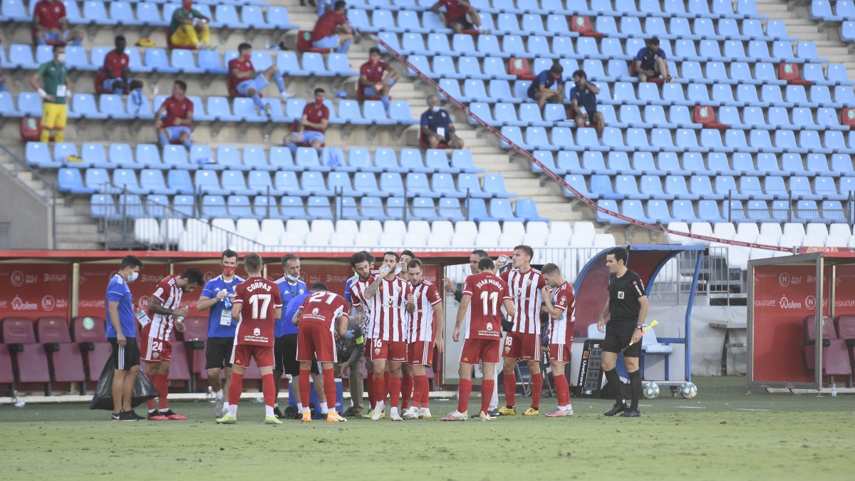 José Gomes dando instrucciones al equipo en la pausa de hidratación.