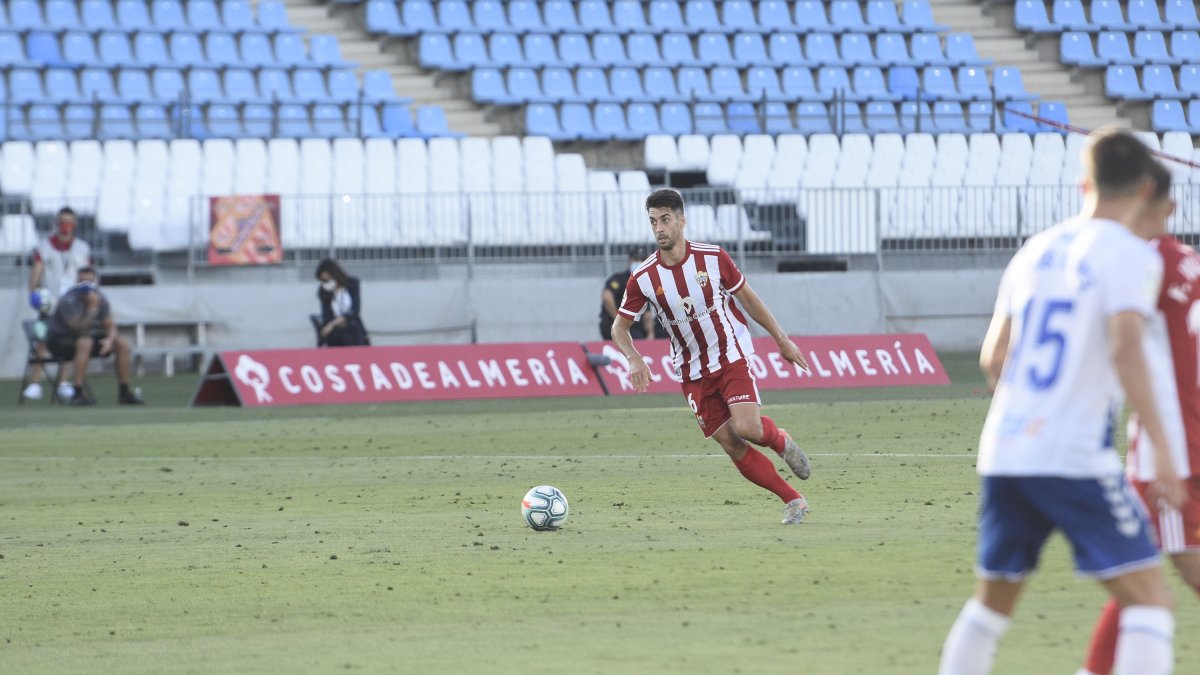 César de la Hoz en el partido ante el CD Tenerife en el Mediterráneo.
