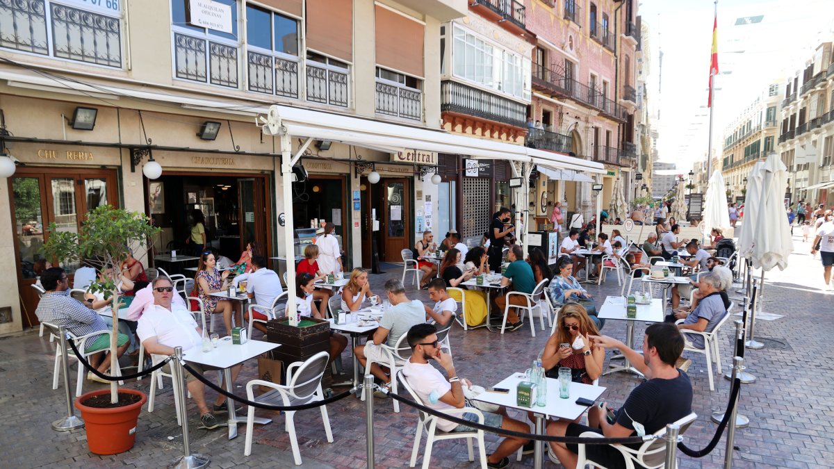 Ambiente en una terraza de Málaga en el primer día de la prohibición de fumar en la calle si no se mantiene la distancia de seguridad.