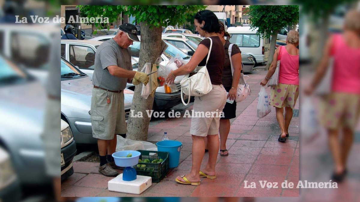 En agosto de 2007 todavía era posible encontrar en las calles de Almería a aquellos peladores de chumbos que se ganaban unas monedas.