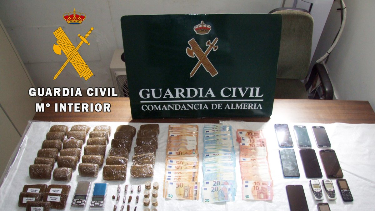 Droga, dinero y balanzas de precisión halladas en las dos viviendas de Balanegra en las que se vendía droga.