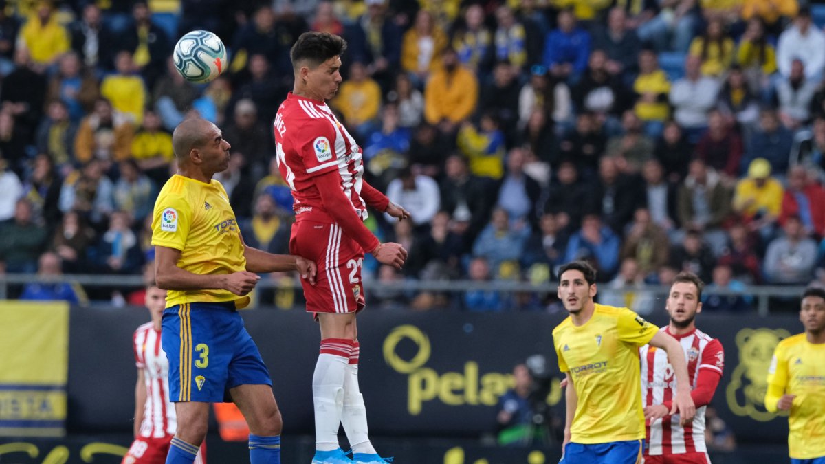 Fali salta con Darwin Núñez en el Cádiz-Almería.