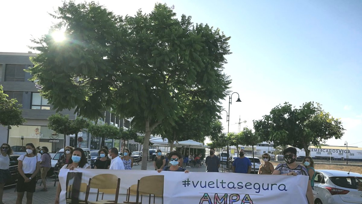 Manifestación de representantes de las AMPA en Vera, el pasado viernes.