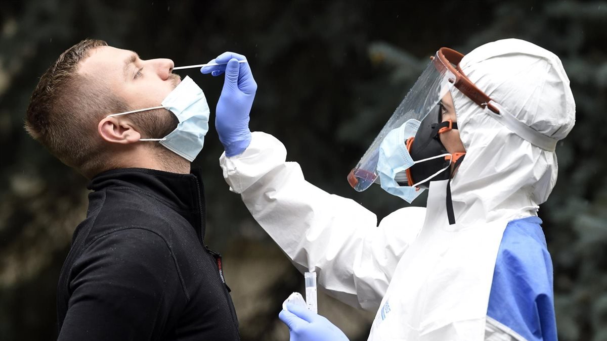 Un joven se somete a la prueba PCR.