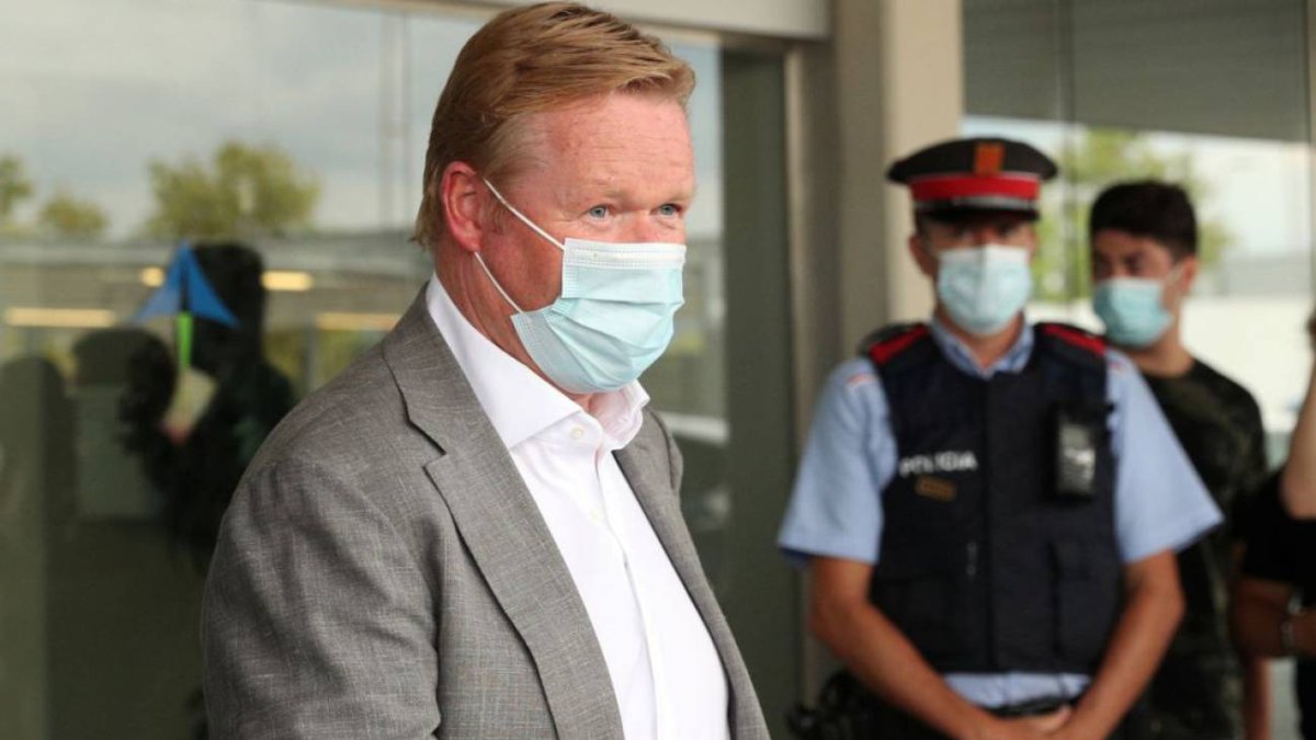 Ronald Koeman, a su llegada a Barcelona. / ALBERT GEA (REUTERS)
