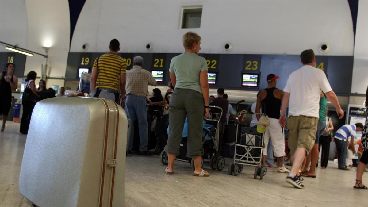 Imagen de archivo de una maleta en un aeropuerto.