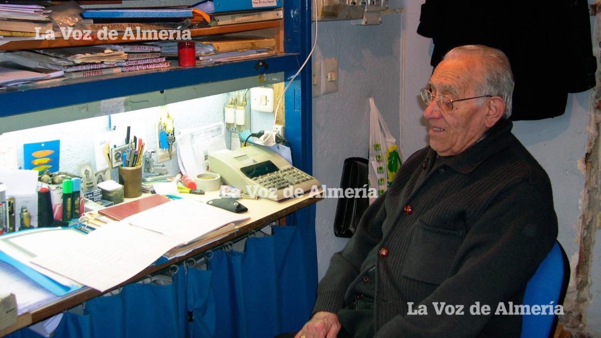 Juan Pedro León, el encargado eterno de la administración de lotería, unos días antes de su cierre en el invierno de 2007. Acababa de morir la dueña.