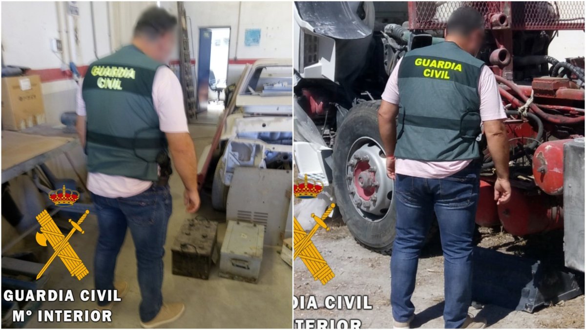 Un agente de la Guardia Civil frente a algunas de las piezas robadas.