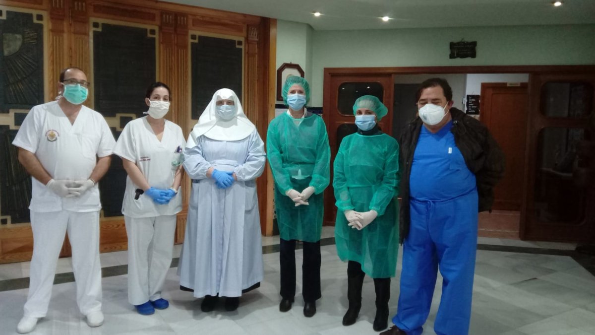 Nicasio Marín, a la derecha, junto a personal sanitario en la residencia Santa Teresa Jornet de la capital.