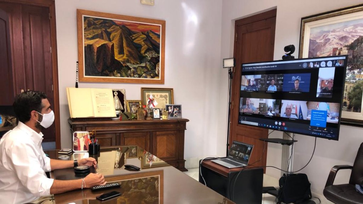El alcalde, en la reunión de coordinación frente al Covid, este miércoles.